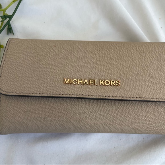 Michael Kors Beige Neutral Textured Leather Continental Long Snap Shut Wallet - Picture 4 of 14